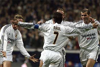 Guti, Beckham y Zidane acuden a felicitar a Raúl tras el gol de éste, el segundo del Madrid.