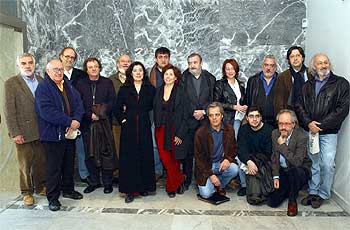 De pie, de izquierda a derecha, Antonio Betancor, Vicente Aranda, Alfonso Ungría, Pere Joan Ventura, José Luis Cuerda, Chus Gutiérrez, El Gran Wyoming, Icíar Bollaín, José Luis García Sánchez, Gracia Querejeta, Imanol Uribe, Manuel Gómez Pereira y Montxto Armendáriz. Debajo, Andrés Santana, Víctor García León y Emilio Martínez-Lázaro.