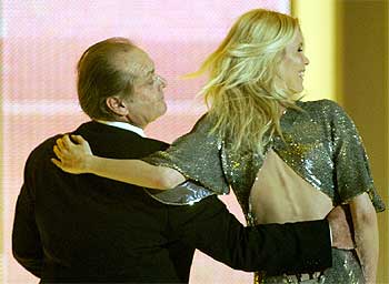 Claudia Schiffer abraza a Jack Nicholson tras la entrega de la Cámara de Oro en Berlín.
