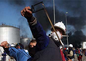 Varios trabajadores de los astilleros de Sevilla se enfrentan a los antidisturbios.