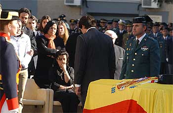 La viuda, María Luisa Fernández, y otros familiares reciben las condolencias de José María Aznar ayer durante el funeral.