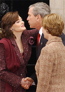 Cherie Blair (izquierda) saluda al matrimonio Bush en noviembre.rnrn AP