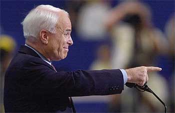 El senador republicano John McCain, en una intervención ante su partido en agosto de 2000.