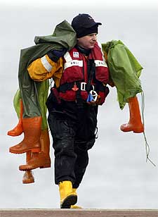 Un miembro de los servicios de socorro, ayer en Morecambe Bay.