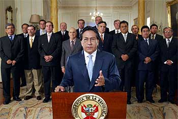 El presidente de Perú, Alejandro Toledo, acompañado de sus ministros, el pasado domingo en Lima. rnrn EFE
