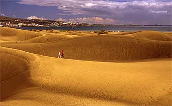 Las dunas de Maspalomas son el principal atractivo turístico del sur de la isla de Gran Canaria, 403 hectáreas de una reserva natural protegida y bordeada por largas playas ideales para caminar.
