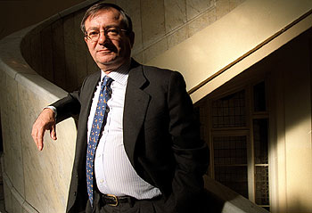 Javier Tusell traza el perfil del gobierno del Partido Popular en su nuevo libro,  El aznarato. 