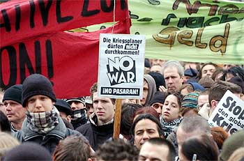 Manifestación contra la Conferencia de Seguridad ayer frente al Ayuntamiento de Múnich.