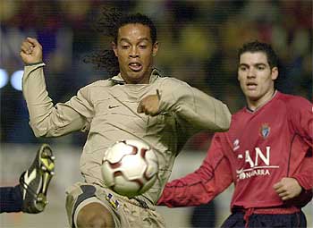 Ronaldinho hace un control ante Antonio López.