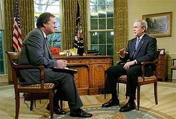 Tim Russert entrevista a George W. Bush en el Despacho Oval para el programa  Meet the Press  emitido ayer.