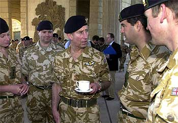 El príncipe Carlos de Inglaterra, durante su visita ayer a las tropas británicas desplegadas en el sur de Irak.