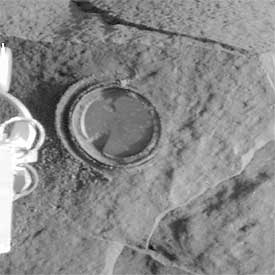 El robot 'Spirit' hace un hoyo en una roca de Marte