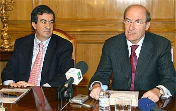 Cascos firma el convenio para la nueva estación de Huelva