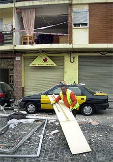 La explosión reventó la fachada del edificio.