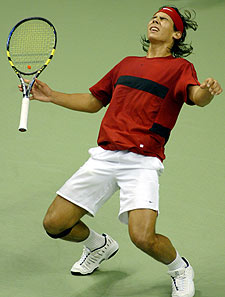 Rafa Nadal se deja caer hacia atrás tras conseguir el punto que le daba la victoria sobre Radek Stepanek.