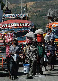 Habitantes de Grand Goave abandonan la ciudad tras ser atacada.rnrn EFE