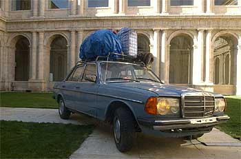La escultura interactiva  El viaje,  de Pilar Albarracín, sobre la inmigración, en el patio del museo.