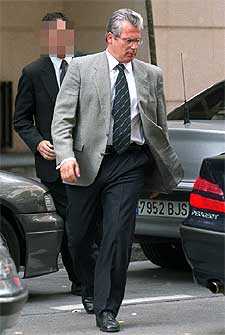 El juez Baltasar Garzón, junto a la Audiencia Nacional.