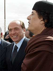 Berlusconi (izquierda) y Gaddafi, en la ciudad libia de Sirte.rnrn