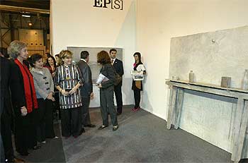 La Reina, Carmen Laffón y la ministra de Cultura, en el stand de EL PAÍS ante la escultura  Mesa improvisada. 