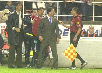 Joaquín Caparrós, entrenador del Sevilla, se encara con el  linier  Rafa Guerrero.