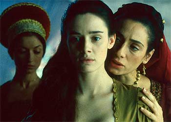 Pilar López de Ayala y Rosana Pastor, en  Juana la Loca,  de Vicente Aranda.