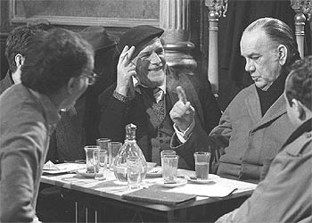 Francisco Rabal y Camilo José Cela (en el centro) durante el rodaje de  La colmena.  rnrn RAÚL CANCIO