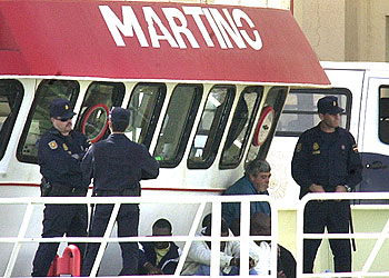 Buscando cocaína en el 'Martino'.