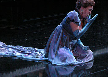 La soprano búlgara Raina Kabaivanska, en una interpretación de 'Tosca', en el Teatro Real de Madrid.