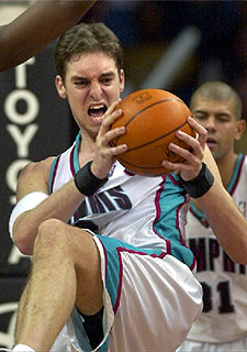 Gasol atrapa un rebote.