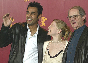 Ken Loach (a la derecha), con los actores Atta Yaqub y Eva Birthistle, director y actores de  Ae fond kiss,   en Berlín. 