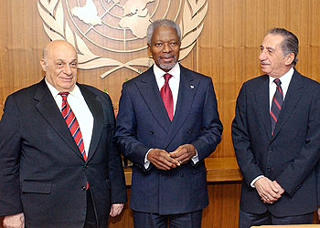 Kofi Annan, flanqueado por Rauf Denktas (izquierda) y Tassos Papadopoulos. rnrn REUTERS