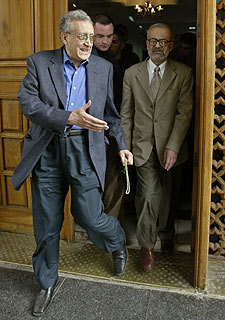 Brahimi (izquierda), junto al presidente del Consejo de Gobierno iraquí.rnrn  REUTERS