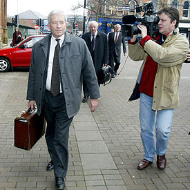 Lord Saville, en primer plano, tras abandonar la sede de la investigación del  domingo sangriento,  ayer en Londonderry.