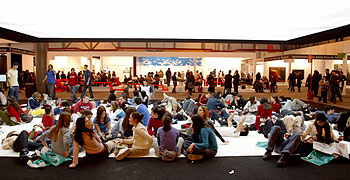 Visitantes de Arco, ayer, en el  chillout  Andalucía del pabellón 9.