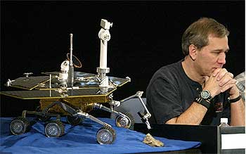 Mark Adler reflexiona al lado de una maqueta del Spirit .