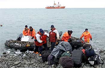 Miembros de la base Juan Carlos I en la Antártida; al fondo, el  Hespérides .