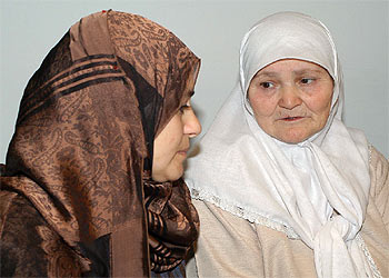 A la izquierda, Nashija Abderramán, hermana del español liberado de Guantánamo, junto a la madre de ambos, Sodia, ayer, en Madrid. rnrn EFE