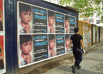 Carteles contra la deuda externa en una calle de Buenos Aires.