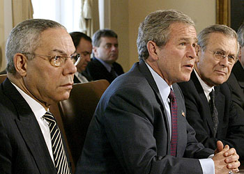 Colin Powell, George W. Bush y Donald Rumsfeld, anuncian las líneas presupuestarias.