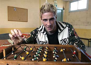 Fernando Torres, dominando el campo.