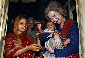 La Reina, con campesinos de Bangladesh