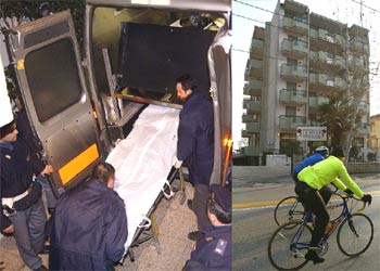 El cuerpo de Marco Pantani es introducido en el furgón a la puerta del hotel Le Rose (a la derecha),  de Rímini, en el que el sábado murió el ciclista. 