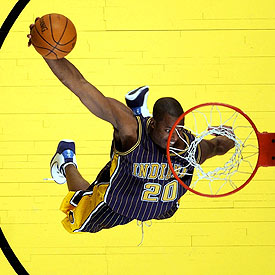 Fred Jones, en uno de sus vuelos ante la canasta.