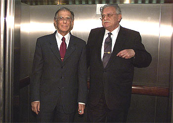 Ricard Fornesa (derecha) y Josep Vilarasau, tras el relevo en la presidencia de la caja, en marzo pasado.