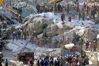Los equipos de rescate trabajaban ayer en los escombros del parque acuático Transvaal en busca de supervivientes.