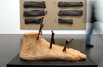 Dos obras de Tàpies de la exposición inaugurada ayer en Barcelona. En primer plano,  Pie   (1991); al fondo,   Rèquiem   (1995).