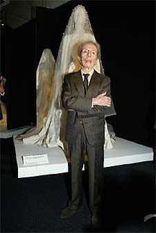 Manuel Pertegaz, junto a uno de sus vestidos de novia.