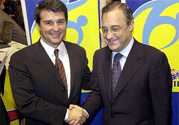 Joan Laporta y Florentino Pérez, ayer, en la inauguración en Barcelona del salón  Planet Fútbol. 