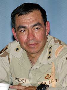 El general Ricardo Sánchez, durante una rueda de prensa en Bagdad.